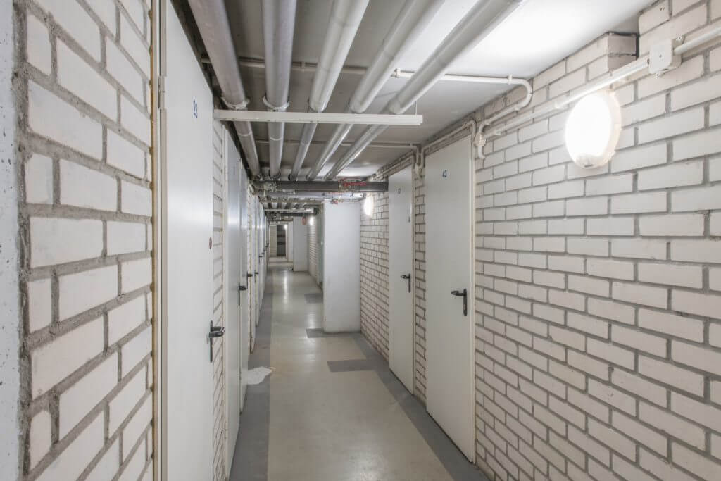 Oświetlenie do piwnic – na co zwrócić uwagę przy wyborze opraw?