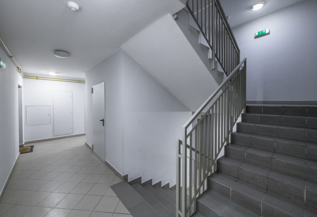 Oprawa LED DETECTA 8W/10W LIFT Emergency Autotest CNBOP na klatce schodowej