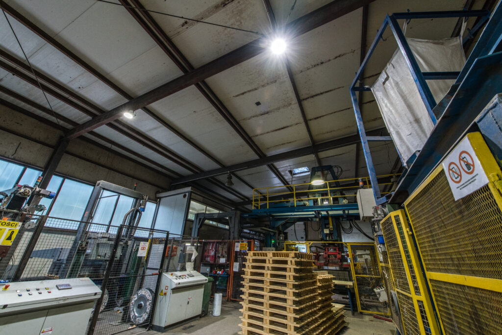 Lampy LED na hale produkcyjne