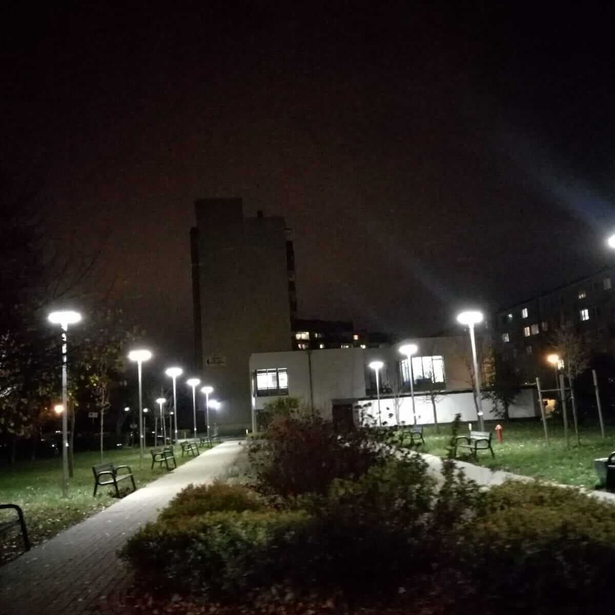 Skwer przy Administracji osiedla Muchobór Mały spółdzielni mieszkaniowej Metalowiec we Wrocławiu.